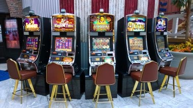 Sugar Rush slot game interface showing candy symbols and paylines on anakraja
